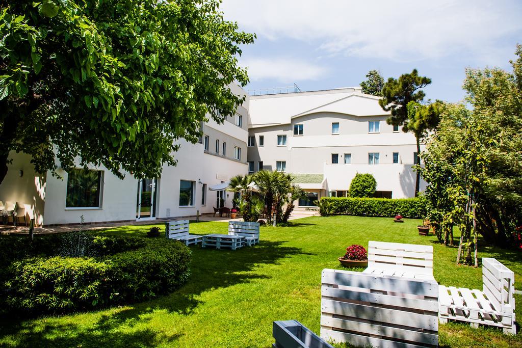 Phi Hotel Alcione Франкавила ал Маре Екстериор снимка