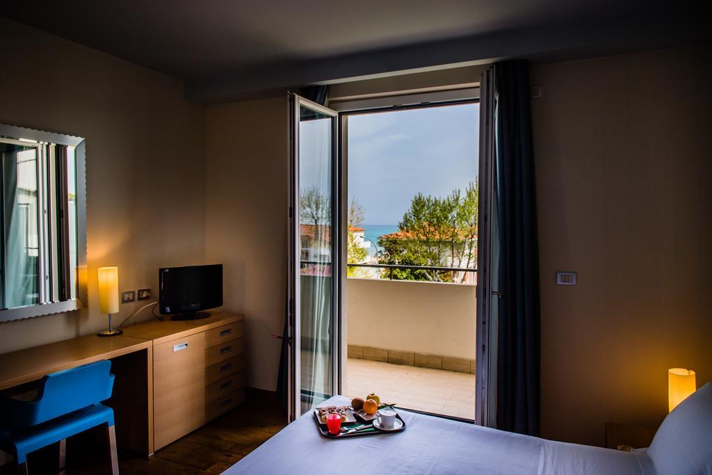 Phi Hotel Alcione Франкавила ал Маре Екстериор снимка